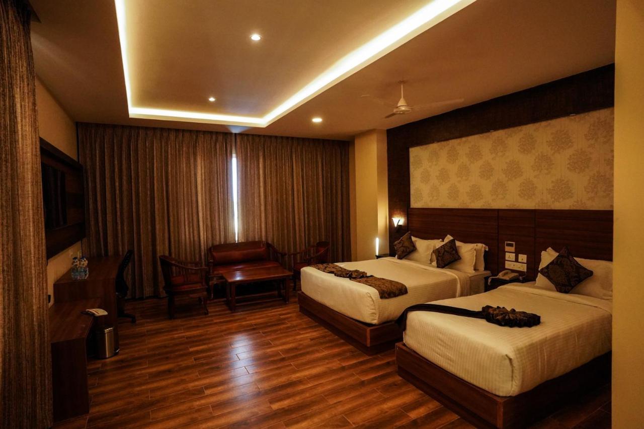 V Five Hotel Singapperumalkovil Exterior photo