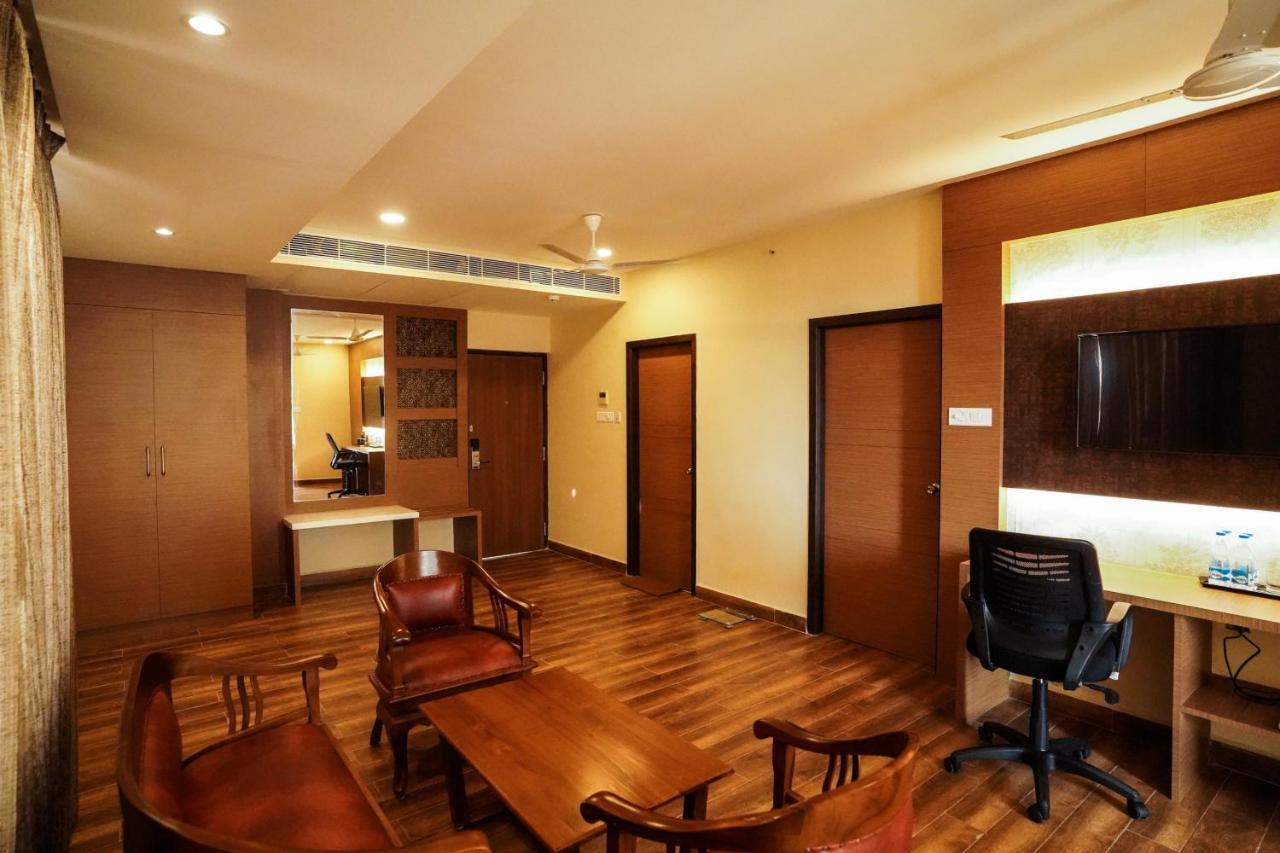 V Five Hotel Singapperumalkovil Exterior photo