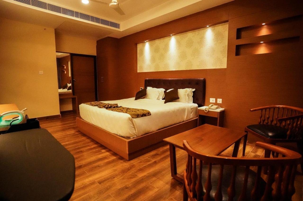 V Five Hotel Singapperumalkovil Exterior photo