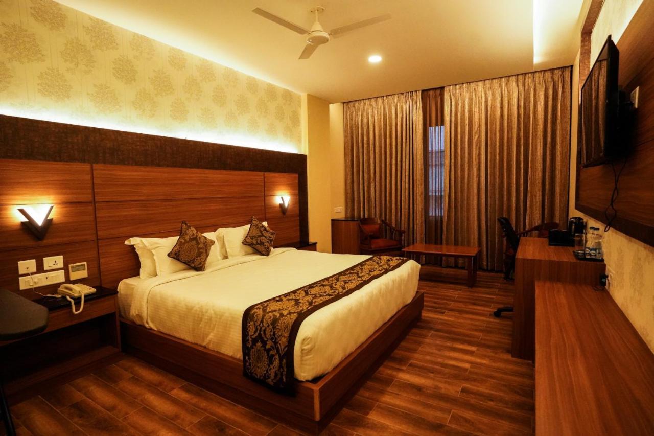 V Five Hotel Singapperumalkovil Exterior photo