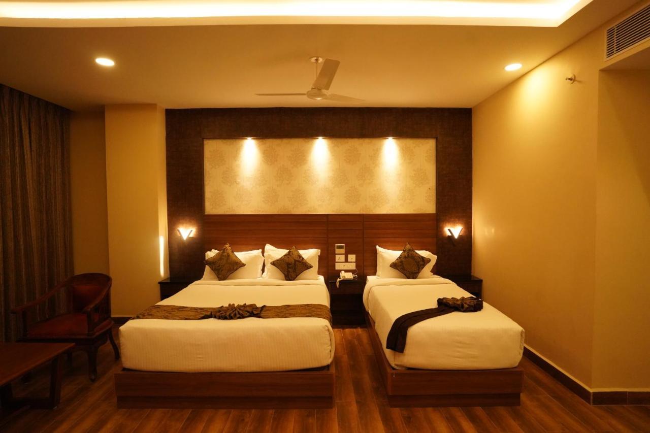 V Five Hotel Singapperumalkovil Exterior photo